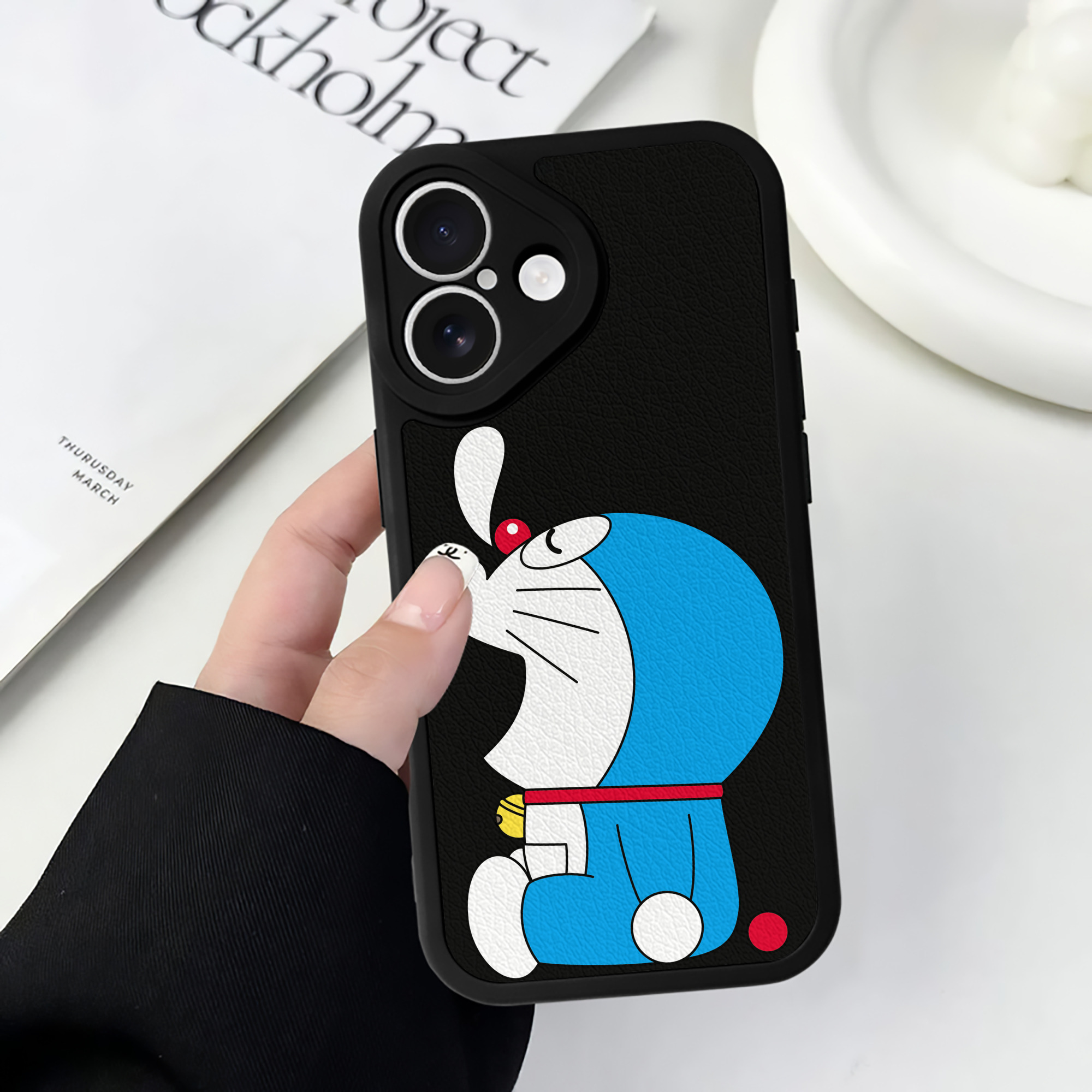 （画像用） ドラえもん Doraemon 【iPhone 16シリーズ対応】シリコンスマホケース（レザー調） 材質：シリコン